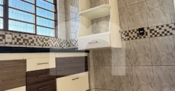 Apartamento 2 Quartos com Armários para Alugar